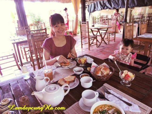Ăn trưa tại resort Hòn Ông