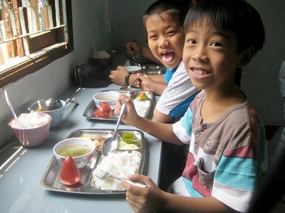 Nụ cười của các bé tại bữa ăn 2000 đồng