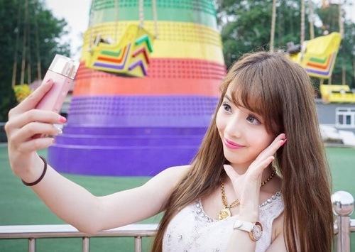 Chụp ảnh selffie đăng facebook