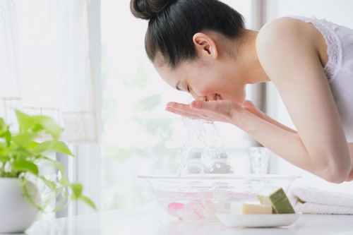 Làm sạch da mụn