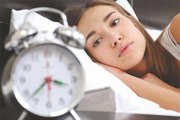 Thiếu ngủ dễ gây sạm da và nổi mụn
